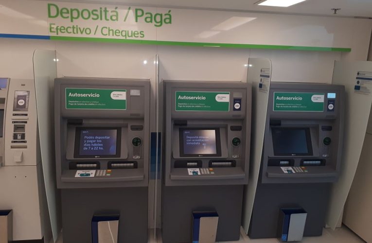 ¿Qué operaciones se pueden realizar en las terminales de autoservicio?
