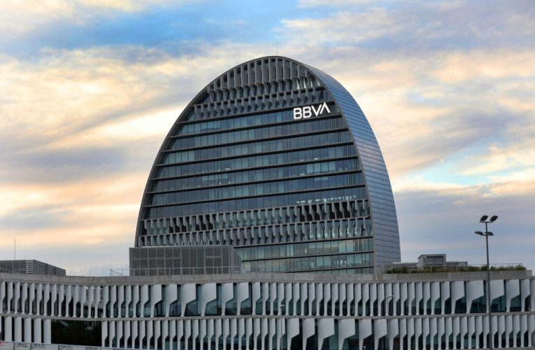 Què han de fer els accionistes de Banc Sabadell per acceptar l’opa de BBVA