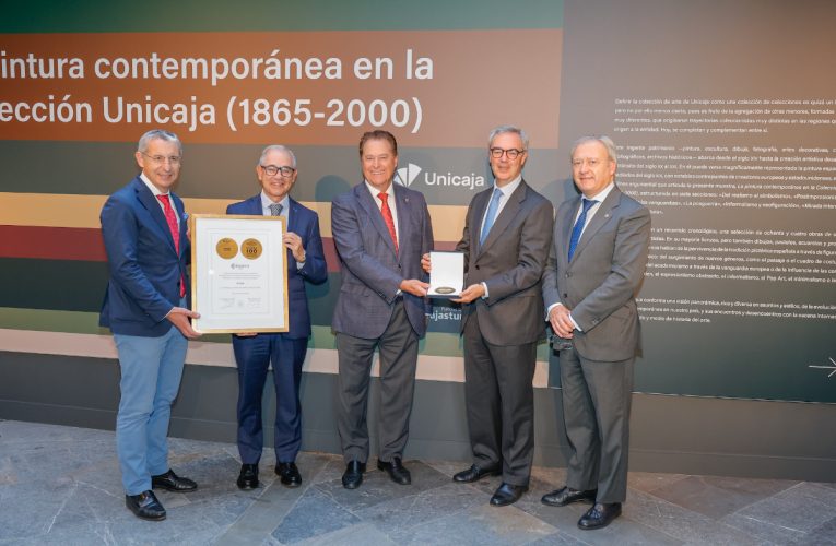 Unicaja recibe la medalla del centenario de la FIDMA por parte de la Cámara de Comercio de Gijón