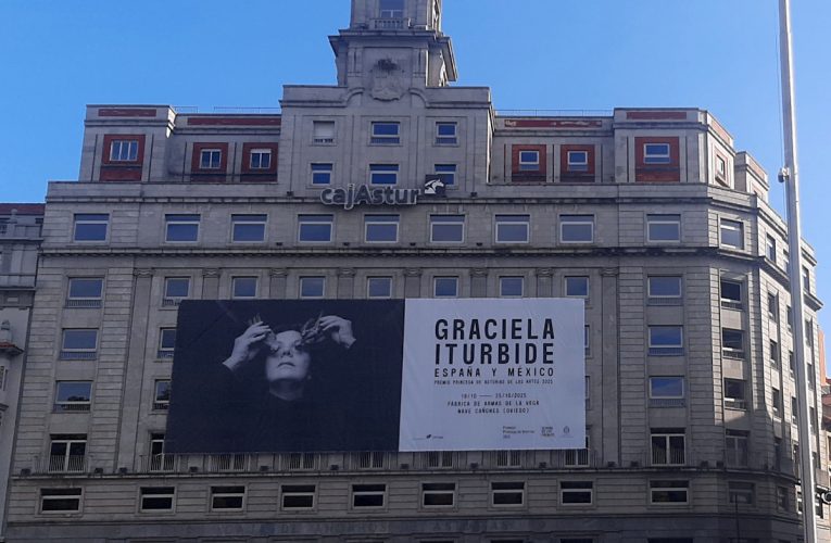 La fachada del edificio central de Oviedo luce una gran lona con motivo de los Premios Princesa de Asturias