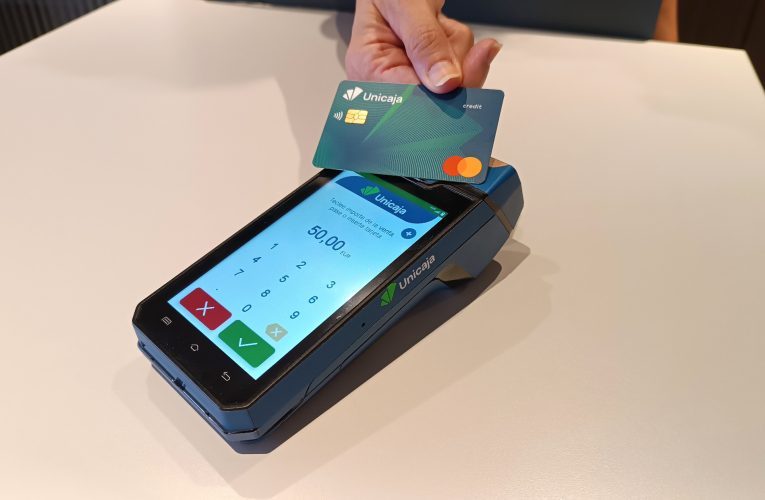 Unicaja permite fraccionar las compras a tres meses sin intereses (TAE 0%) y devuelve hasta 50 euros en compras realizadas con tarjeta de crédito