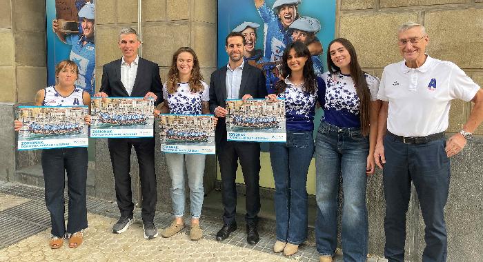 Las oficinas de CaixaBank en Donostia y Orio ya lucen las imágenes de los campeones y las campeonas