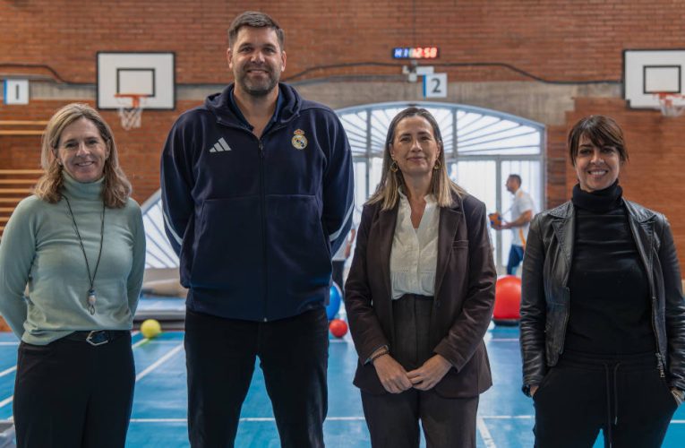 Visita de Felipe Reyes a los participantes del programa ‘Emprendeporte’, iniciativa de Unicaja y Fundación Real Madrid