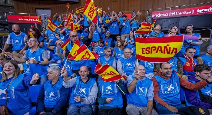 La Grada Solidaria de CaixaBank tiñe de azul Tenerife en una jornada de baloncesto y compromiso social