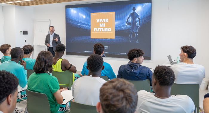 CaixaBank organiza una jornada de educación financiera con la plantilla del Betis Deportivo