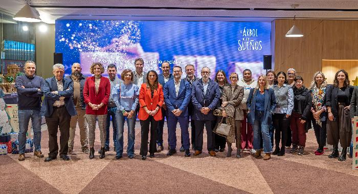 El ‘Árbol de los sueños’ de CaixaBank llega a Navarra en Navidad con regalos para 540 niños y 60 mayores en riesgo de vulnerabilidad