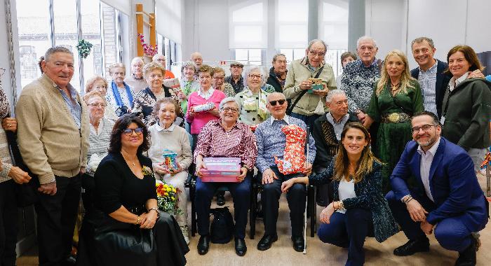 CaixaBank reparte regalos a personas mayores de Fundación La Caridad y Fundación El Tranvía, en Zaragoza, con la iniciativa ‘El Árbol de los Sueños’