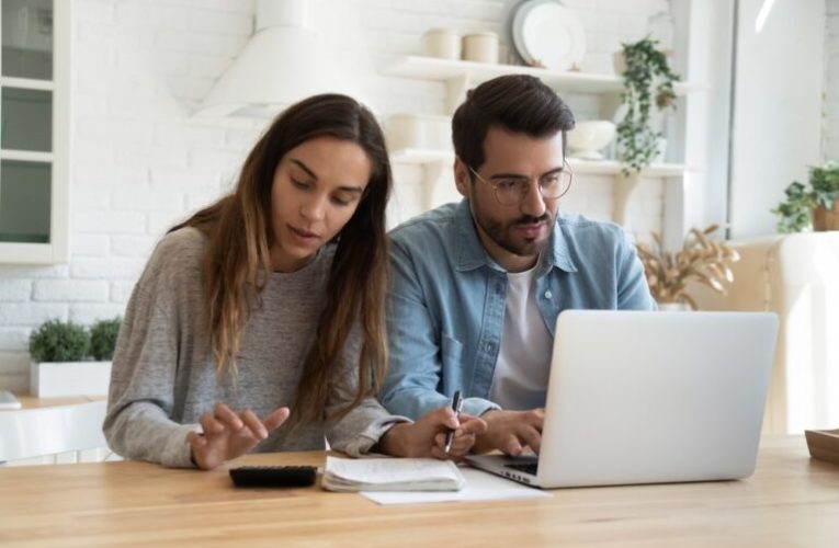 Haga que el dinero de la prima de Navidad trabaje para usted