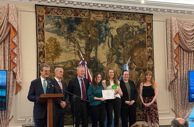 BBVA recibió el Premio BritCham por su Reporte Integrado y el programa Escuela de Formadores junto a Fundación River Plate