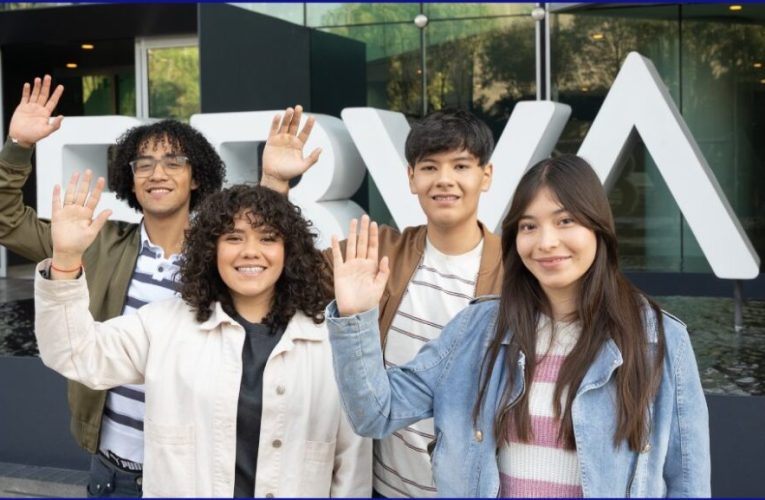 BBVA México lanza la campaña “Levanta la mano por la educación” para fortalecer las becas a más de 54 mil estudiantes