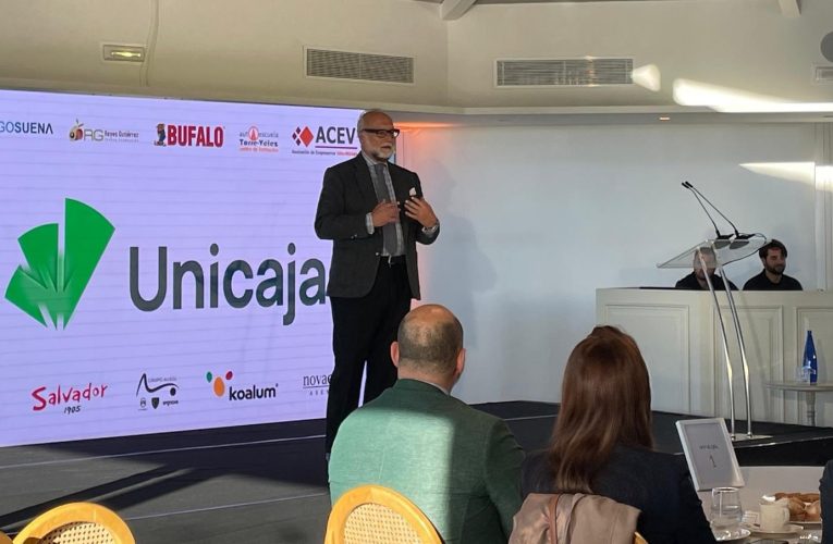 Celebrado un desayuno empresarial de ACEV sobre el panorama económico y estrategias para la competitividad, con el patrocinio de Unicaja