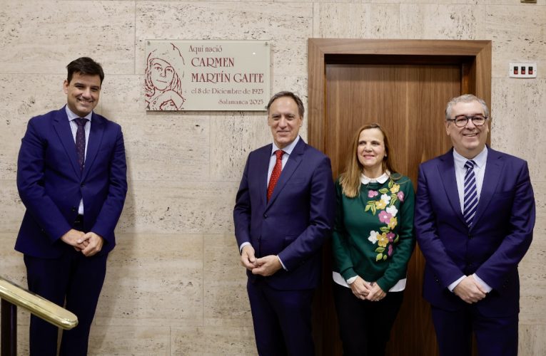 Instalación de una placa en nuestra sede de Salamanca por el centenario del nacimiento de Carmen Martín Gaite