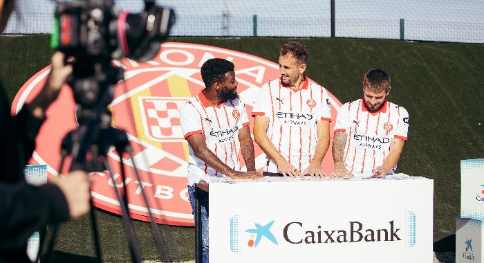 CaixaBank y Girona FC homenajean a las familias gerundenses con el programa ‘Generaciones’