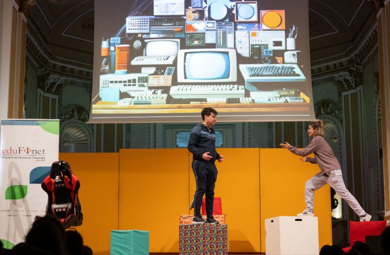 Edufinet enseña a más de 1.200 niños de primaria las claves de la educación financiera y la ciberseguridad a través del teatro