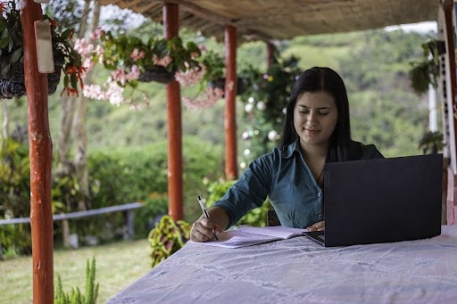 Así impulsa la Fundación Microfinanzas BBVA la educación financiera en América Latina