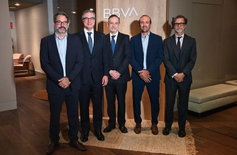 BBVA analiza el escenario global y define las claves de inversión para 2026 en un encuentro con clientes en Montevideo
