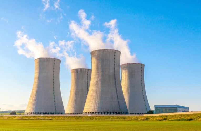 ¿Qué es la energía nuclear? Cómo se genera y ventajas y riesgos