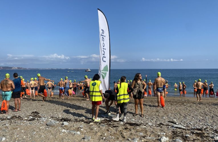 Celebrada la décima edición de la prueba ‘Travesía Playas de Gijón’, con la participación de cerca de un centenar de nadadores
